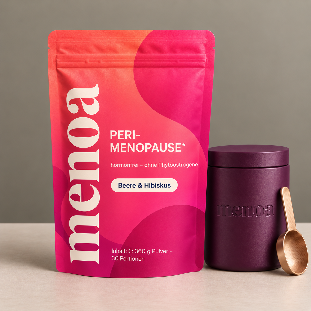 menoa Beere & Hibiskus: pink-korallfarbener Beutel mit pflaumenfarbener Dose und goldenem Löffel